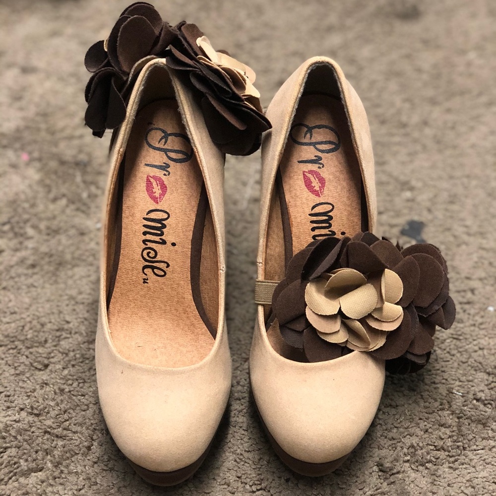 🆕✨ Camel Platform Pumps